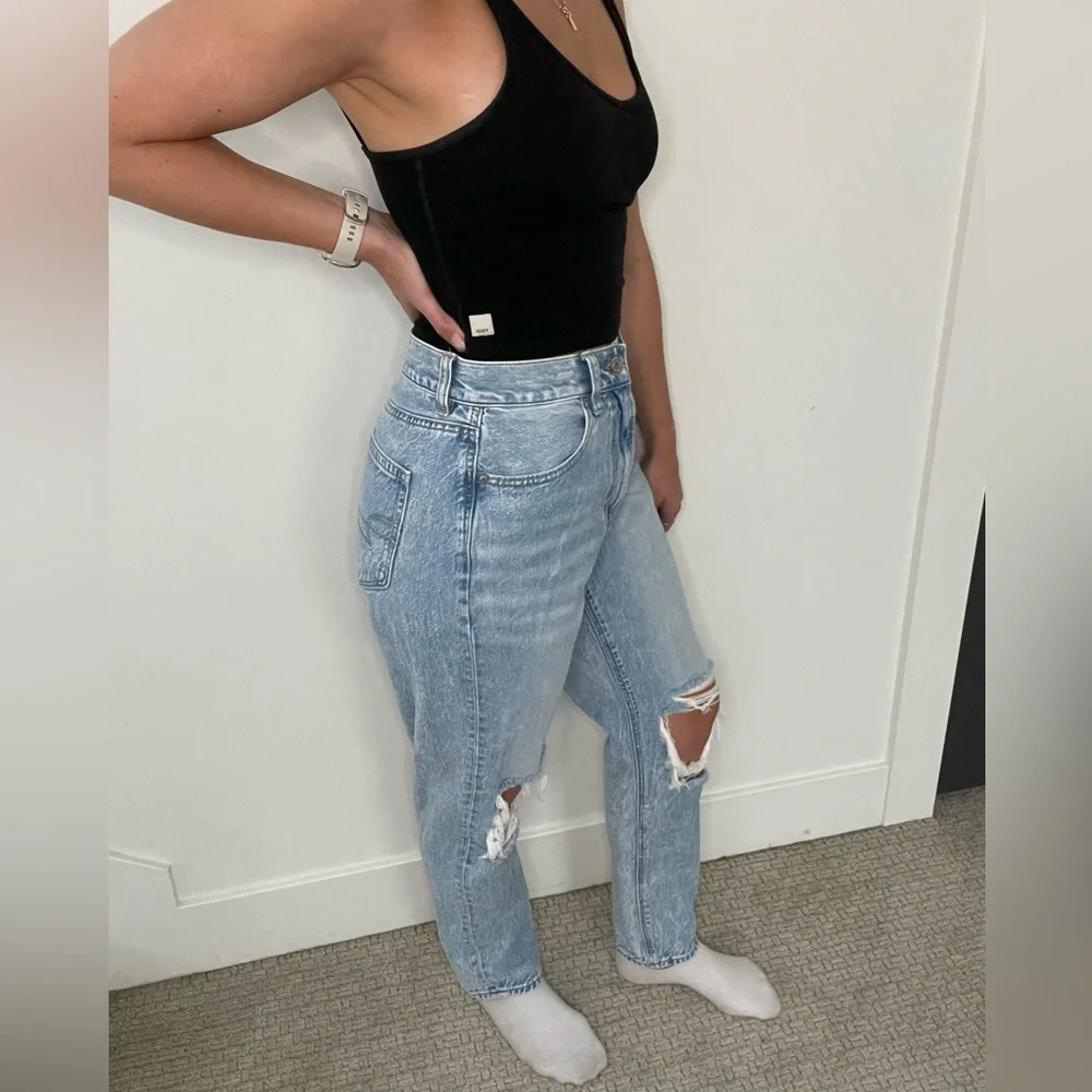 Distressed High Rise 90s Mom Jean Abercrombie & Fitch - Picture 3 of 6